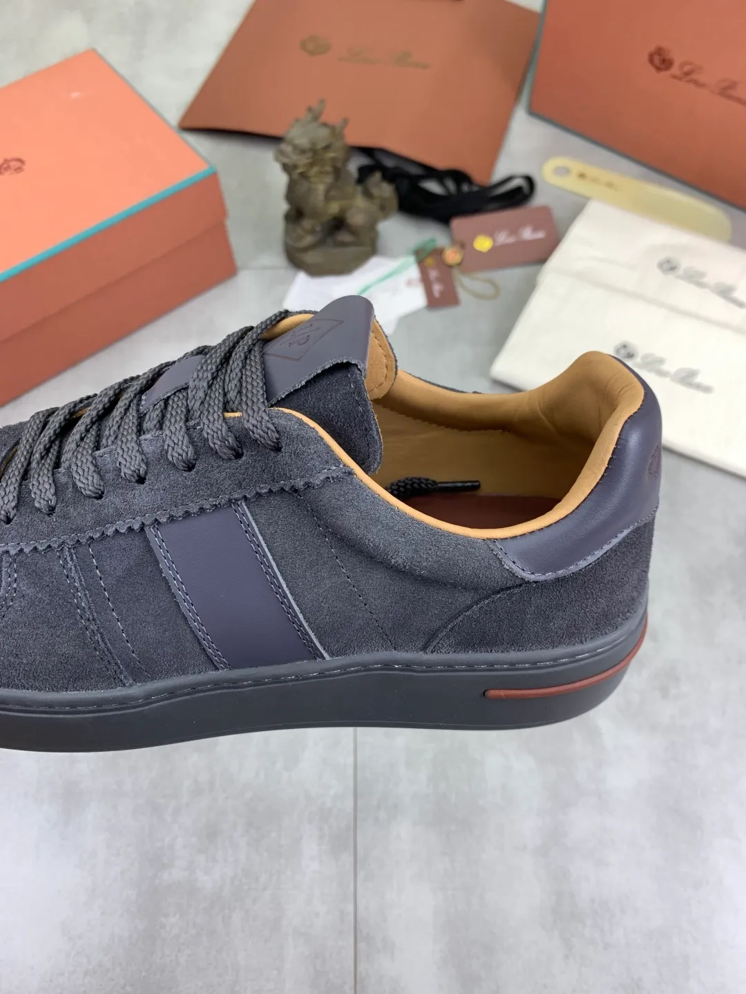 Men's men's shoes 💰P560 New style 💰High quality The latest casual shoes Loro Piana 💯Top grade💯Buy the original copy💯 Founded the existing Loro Piana company on April 24, 1924. It is now the sixth generation of family business, providing top quality products to customers who are discerning in taste and quality. Imported original fly woven fabric with cowhide fabric, plain calfskin lining. Hand-sewn thread with cowhide feet. Original packaging. Number of yards: 38-44 (customized for 45 and 46). 2️⃣ colors available.